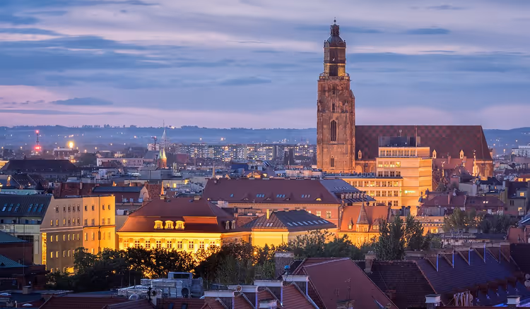 Tårnet til Elisabeth-kirken over Wrocław om kvelden