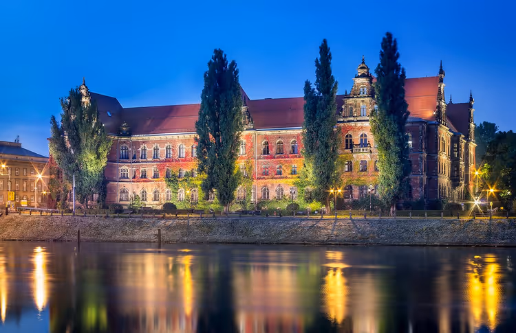 Nasjonalmuseet i Wrocław om natten ved elven