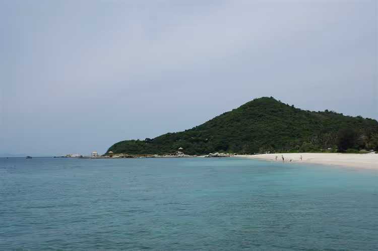 Wuzhizhou Island met een groene heuvel en strand