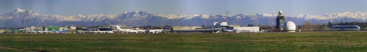 Panorama des Flughafens Mailand-Linate mit schneebedeckten Bergen