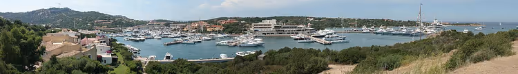Panorama over en marina med yachter på Sardinia