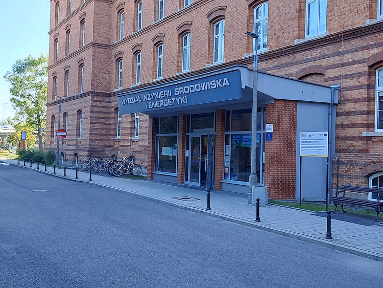 Bakstenen gebouw van de Polytechnische School in een straat in Krakau