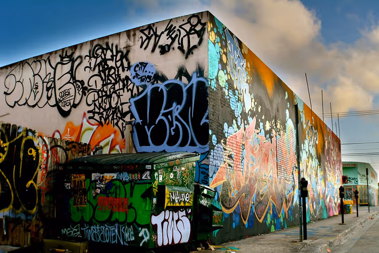 Bâtiment avec graffitis et fresques à Wynwood