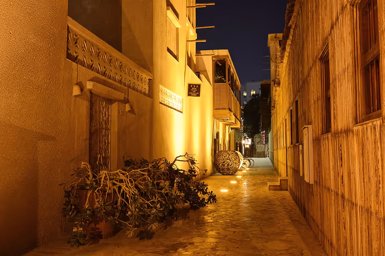 XVA Art Hotel tabelalı gece ara sokağı