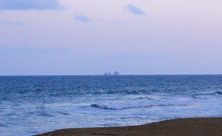 Xiangshui Bay en Shuangfan Stone rotsen aan de horizon