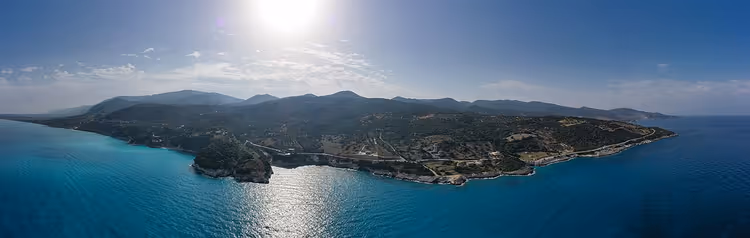 بانوراما للساحل الجبلي في زاكينثوس مع بحر فيروزي