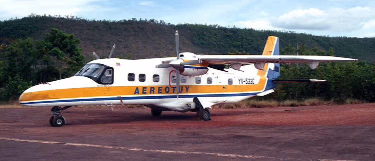 Canaima Havalimanı'ndaki toprak pistte Dornier 228 uçağı