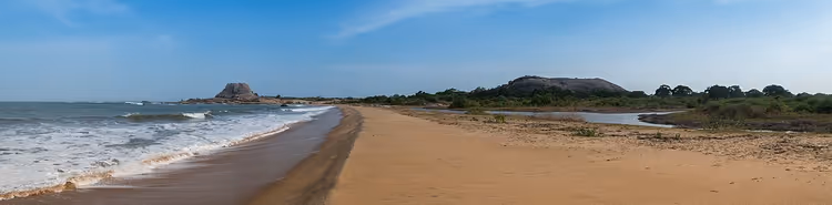 Strand en rotsen in Yala National Park