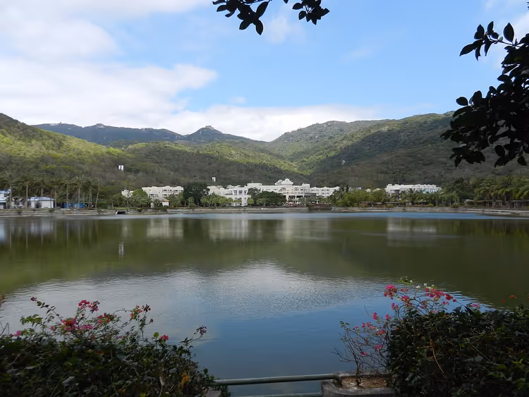 Yeşil dağların yanında Yalong Bay tatil köyü otelleri