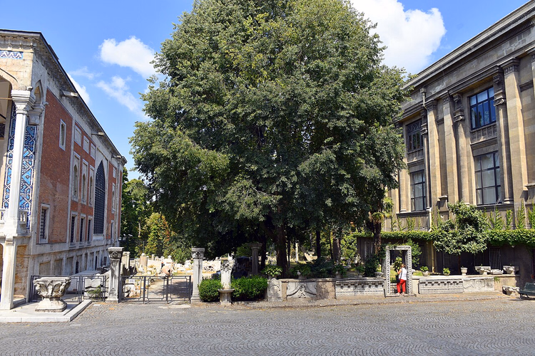 Binnenplaats van de Archeologische Musea van Istanbul met het hoofdgebouw