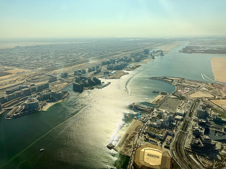 Yas Bay strandpromenade og Etihad Arena fra oven