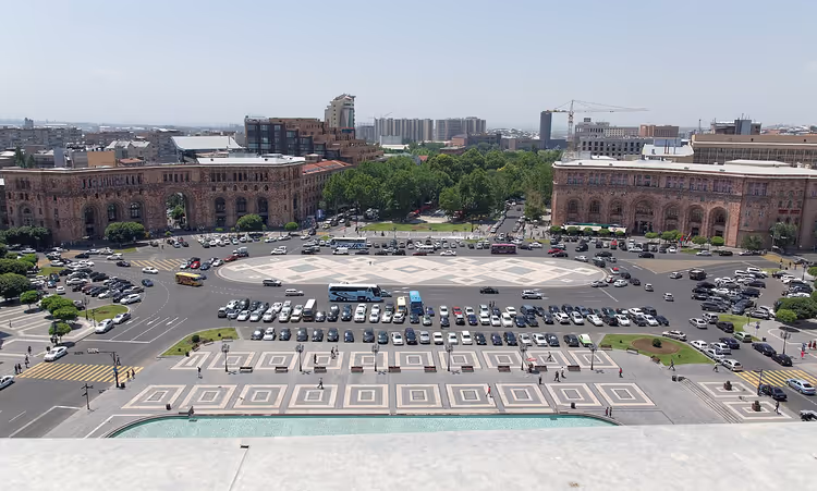 Erivan'daki Cumhuriyet Meydanı'nın panoramik görünümü