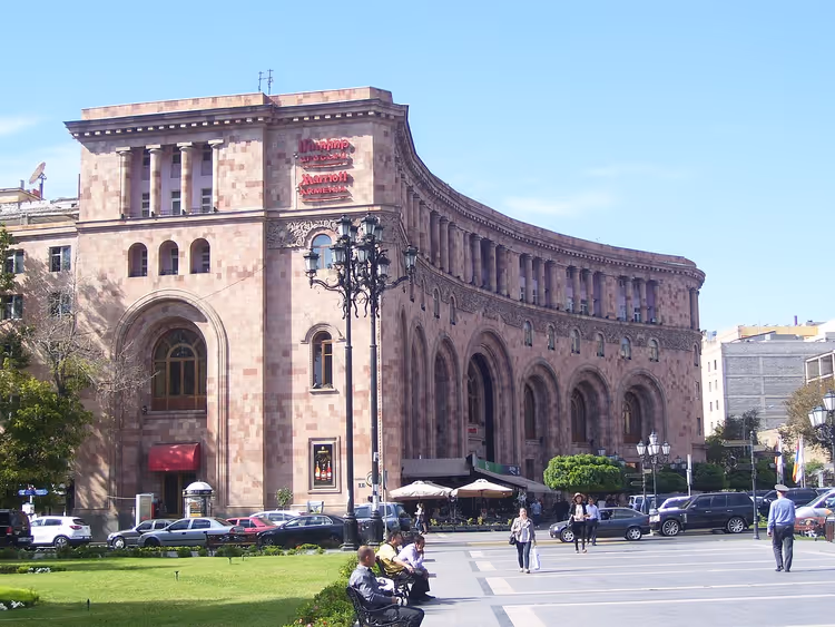 Erivan'da bir meydanda kemerli cephesiyle Armenia Marriott Hotel