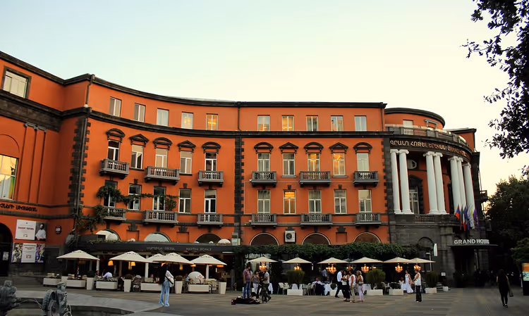 Terrakottafassade des Grand Hotel Jerewan mit Kolonnade