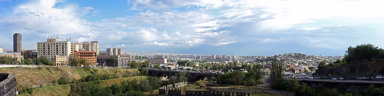 Panoramisch uitzicht op Jerevan van bovenaf, stadsgebouwen en lucht