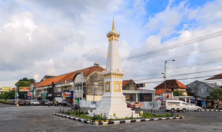 Weißer Tugu-Obelisk an einer Kreuzung in Yogyakarta