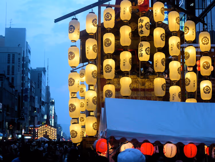 Yoiyama-Abend mit Laternen in Kyoto