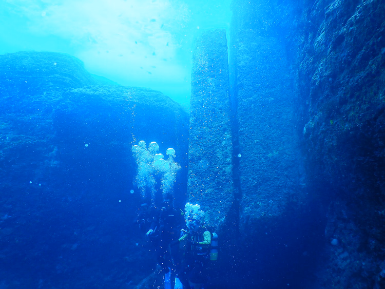 Duikers bij de onderwatermegalieten van het Yonaguni-monument
