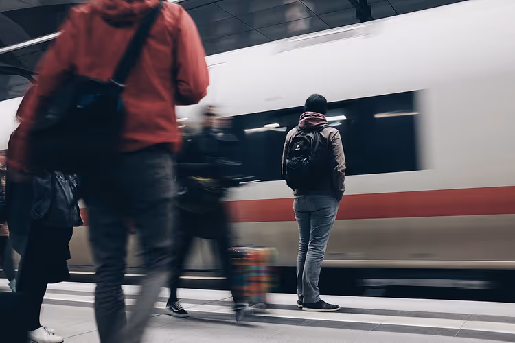 Perondaki yolcular ve gelen bir tren
