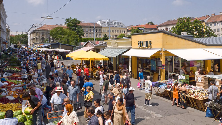 Markt am Ippenplatz mit Staud-Pavillon