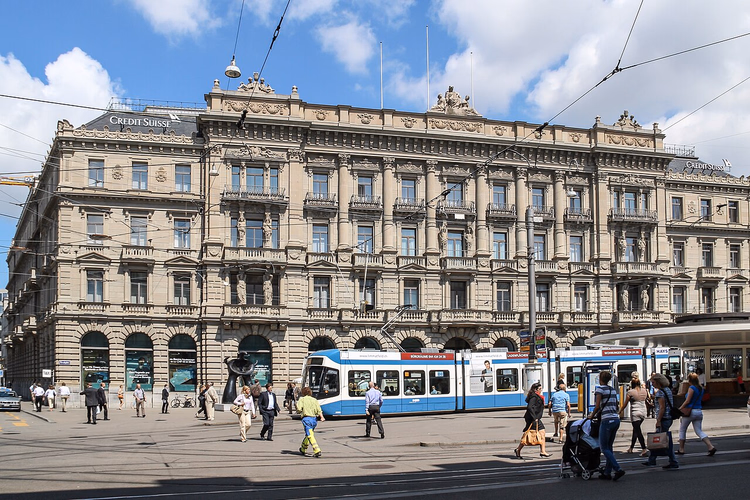 Paradeplatz'da Credit Suisse binası ve bir tramvay