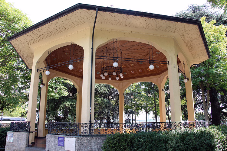 Zürih'te Bürkliplatz'taki açık hava konser alanı