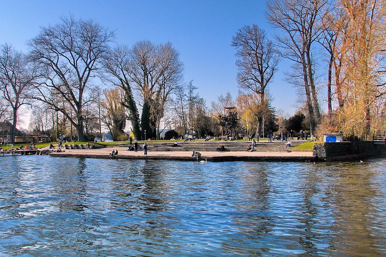 İlkbaharda Zürih Gölü kıyısındaki park