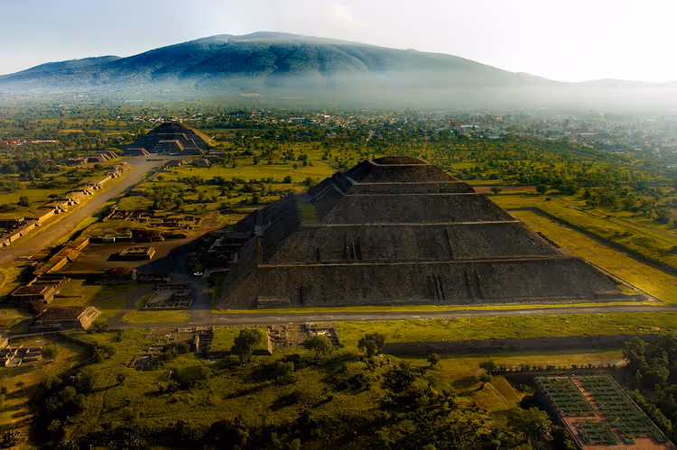 Piramide van de Zon in Teotihuacan met berg op de achtergrond