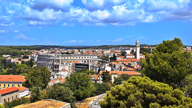 Pula-Panorama mit römischem Amphitheater und Glockenturm