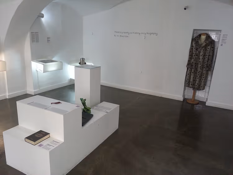 Tentoonstellingszaal van het Museum of Broken Relationships
