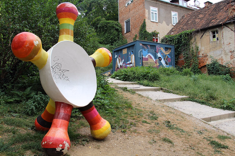 Helle Skulptur und Weg im Grič-Park