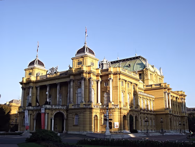 Kroatisches Nationaltheater in festlicher Beleuchtung