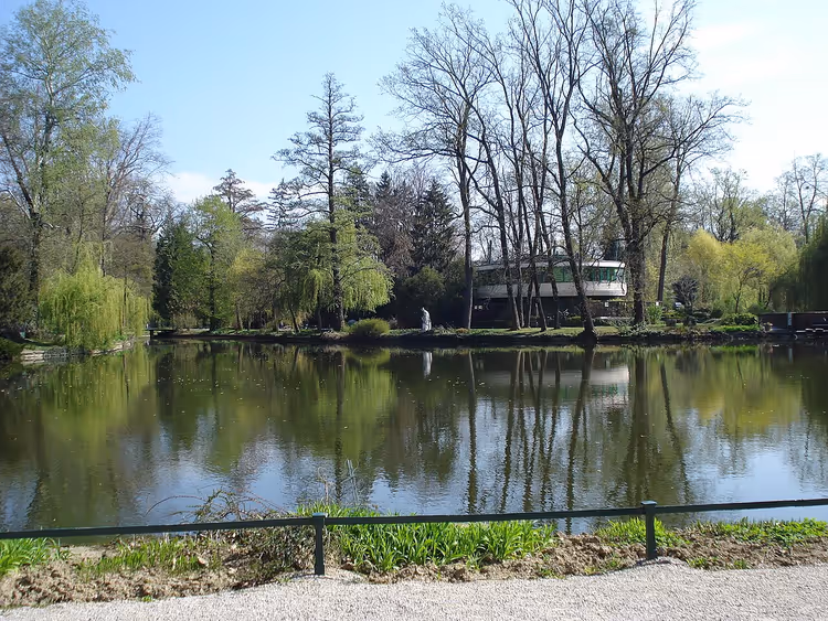 Maksimir-sjøen i parken med trær og en paviljong