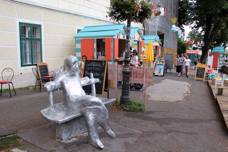 Matoš-Skulptur und Stände auf der Strossmayer-Promenade