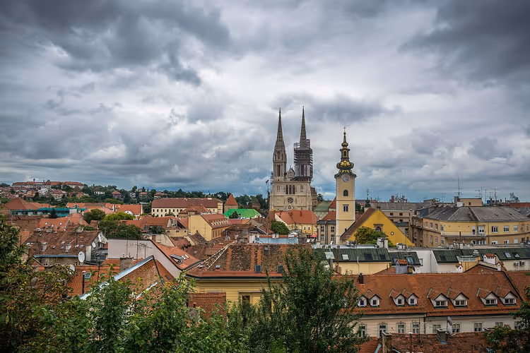 Dächer von Zagreb und Domtürme von der Oberstadt aus