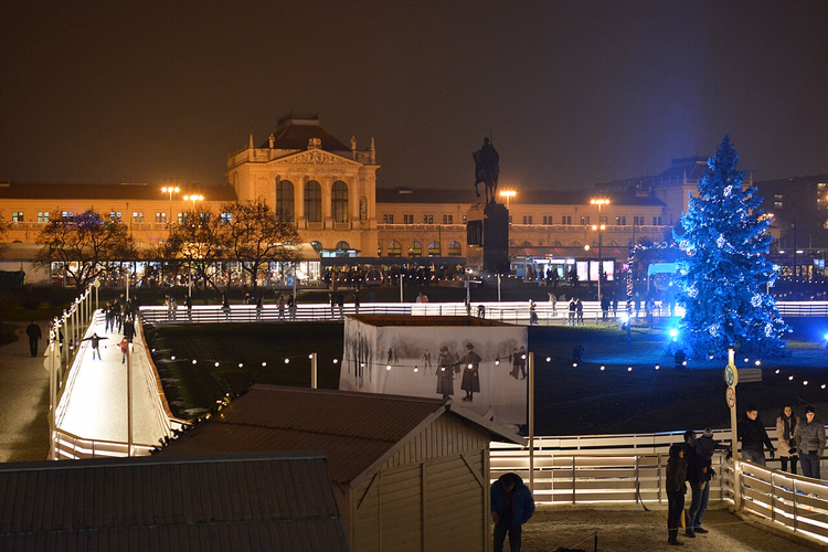 Eisbahn am Tomislav-Denkmal und am Bahnhof am Abend
