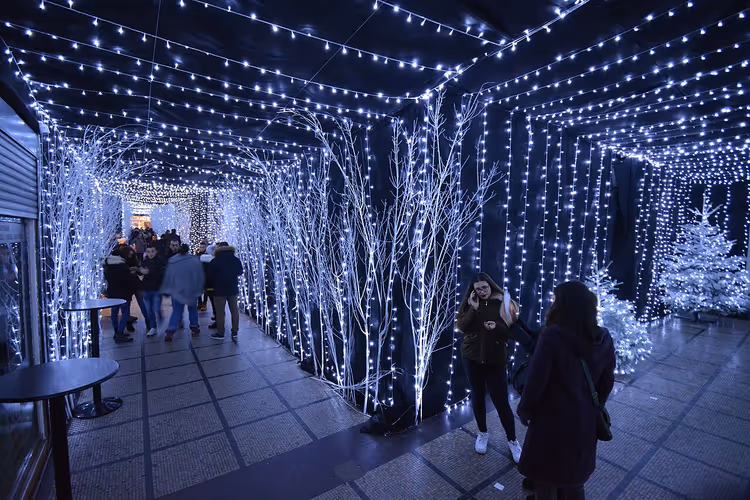 Marić-Passage mit Lichterketten