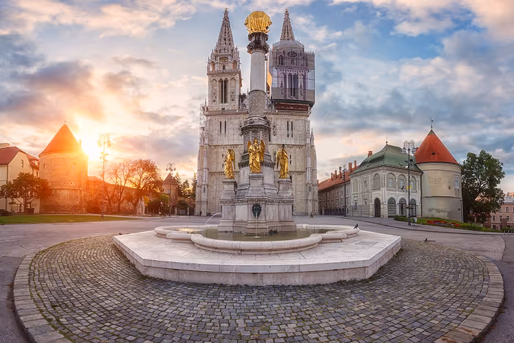 Kathedrale von Zagreb und die Mariensäule im Morgengrauen