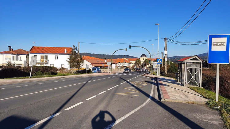Straat in Barrika met huizen en een bushalte