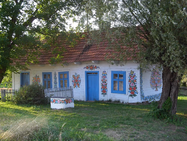 Beschilderd huisje in het dorp Zalipie