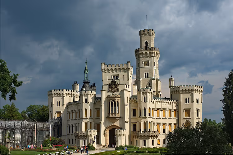 Neogotisch kasteel Hluboká met torens