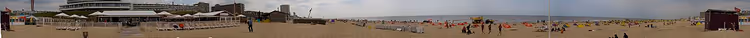 Panorama des Sandstrands von Zandvoort mit Promenade und Meer