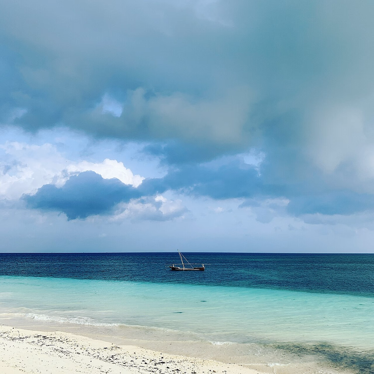 Wit zandstrand en turquoise zee in het noorden van Zanzibar