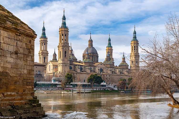 Basilikaen Vår frue av Pillaren over Ebro-elven i Zaragoza