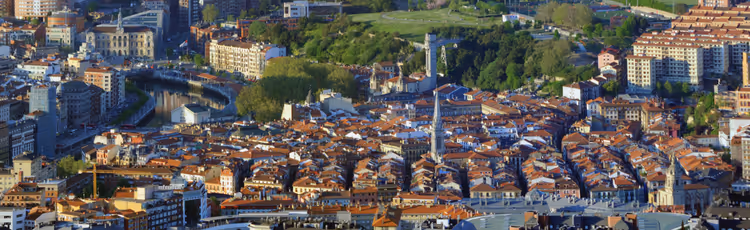 Panorama der Altstadt von Bilbao mit roten Dächern