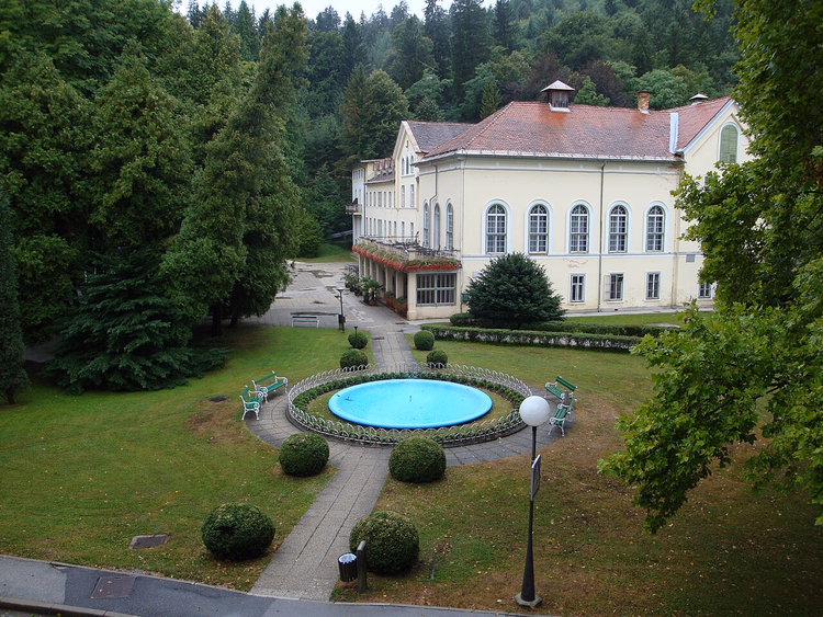 Resortgebouw in Dobrna en park met fontein