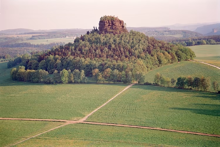 Zirkelstein mit Sandsteingipfel zwischen Feldern