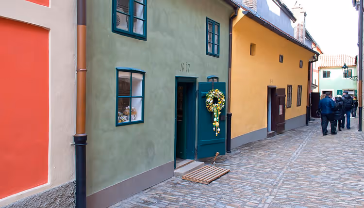 Smalle Gouden Straatje in Praag met kleurrijke huisjes