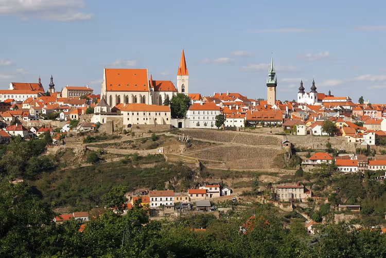 Panorama over Znojmo fra sør med kirke og vingårder