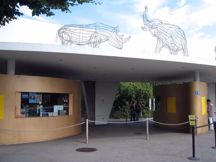 Inngangen til Zürich dyrepark med elefantfigurer